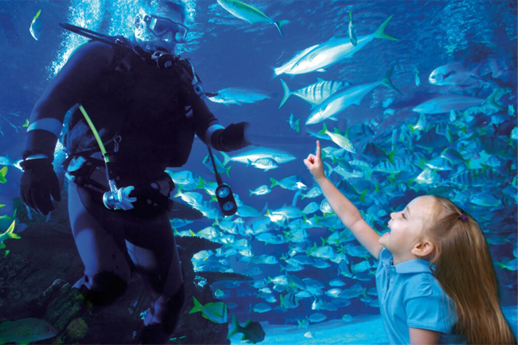 HoustonDowntown-Aquarium diver and girl